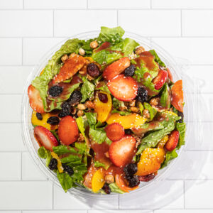 ENSALADA VERDE CON FRESAS Y DURAZNO